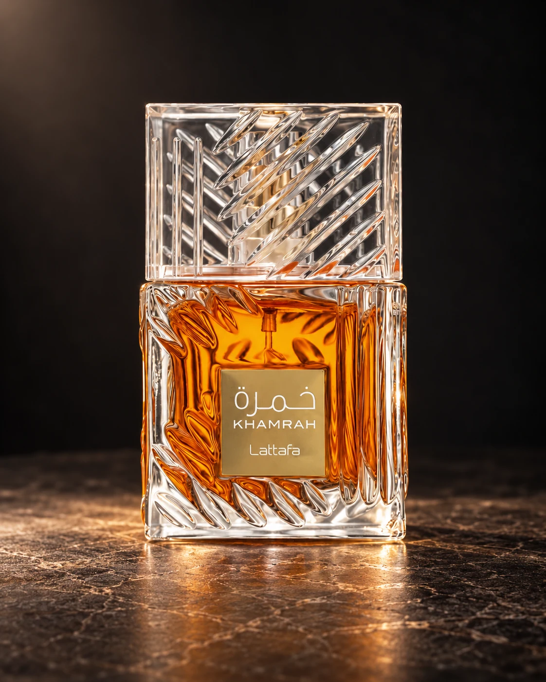 Frasco do Khamrah, de cristal lapidado, com o líquido âmbar e o rótulo dourado